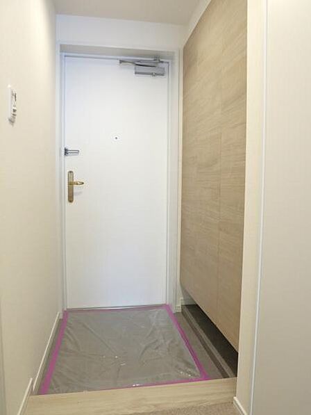 玄関のシューズクローゼットには鏡がついており玄関を広く見せつつ身だしなみを整えることができます。