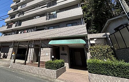 居住者の帰り、訪れる方を優しく迎えてくれるエントランスです。