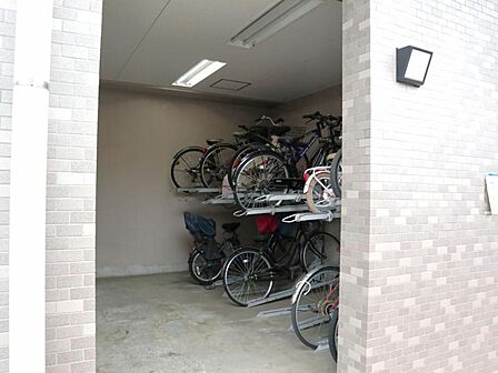 屋根がついた駐輪場、自転車も濡れにくいです。