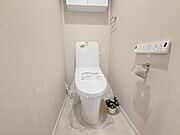 ウォシュレット付き清潔感の溢れるトイレです。落ち着いた空間で安らぎのひとときをお過ごし頂けます。