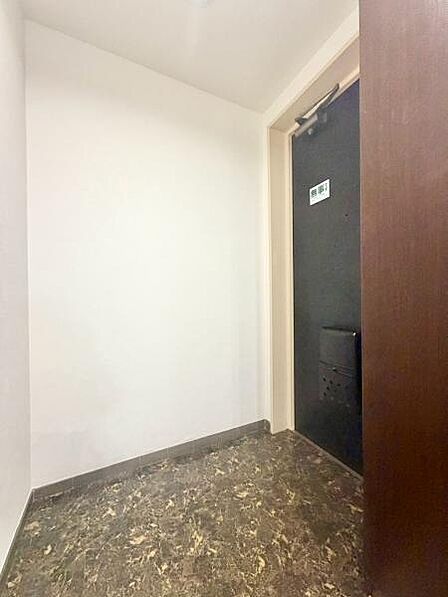 一日の始まりと終わりはこちらの玄関から。今後ご家族の「行ってきます」「ただいま」が行き交う空間となるでしょう。
