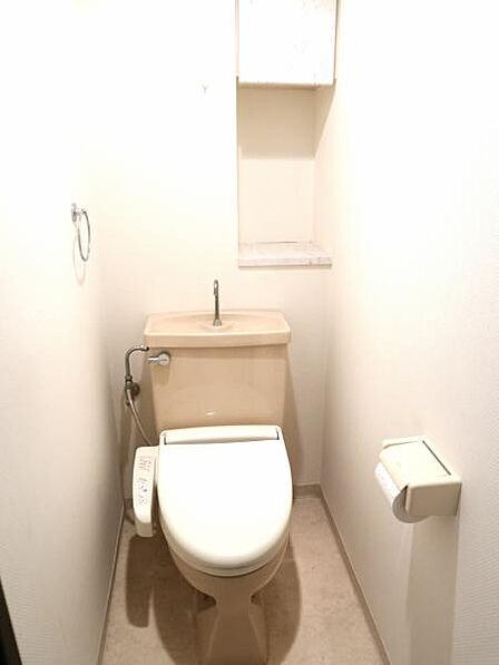 ウォシュレット付き清潔感の溢れるトイレです。落ち着いた空間で安らぎのひとときをお過ごし頂けます。