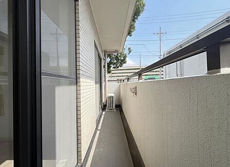 使い易いバルコニー。やわらかな陽射し・心地よい風。どこまでも広がる空の下、限りない開放感を味わえる空間です。
