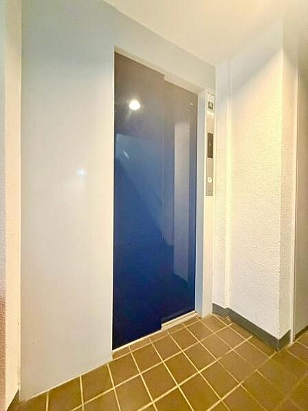 エレベーター 荷物の多い時などに便利なエレベーターを設置。快適なマンションライフをお楽しみいただけます。