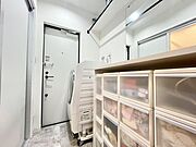 ゆとりのある脱衣所・洗濯スペースです。