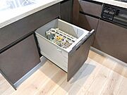 食器洗浄乾燥機を標準装備。作動中は他の家事を並行して進めることができ、家事の時短と負担軽減につながります。高温、高圧水流で洗浄するため、除菌・消臭効果が期待でき、衛生面での安心感が高まります。また、手