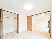 クローゼットには棚やハンガーパイプが備えられているので、大切なお洋服にしわを付けずにそのまましまうことが出来ます。
