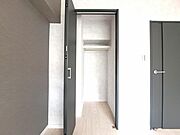 クローゼットには棚やハンガーパイプが備えられているので、大切なお洋服にしわを付けずにそのまましまうことが出来ます。