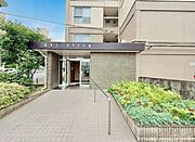 優雅さも感じられる重厚で高級感のあるエントランスです。