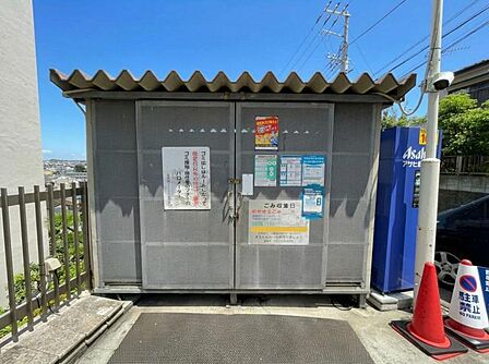 エントランスからすぐのところに設置されております。