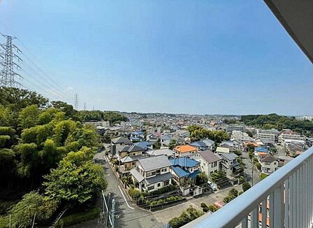 →バルコニーからの眺望。季節による景色の変化を日常の生活と共に感じてください。
