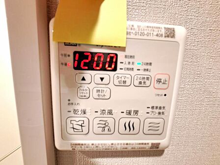浴室換気乾燥機　浴室には浴室換気乾燥機を設置。雨天時も洗濯物を干すことができます。さらに冬場は脱衣所や浴室の暖房代わりとなり、ヒートショックなどの抑制が期待できます。