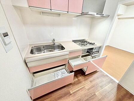 独立キッチンは、お料理に専念でき、ニオイや水はね音がリビングに届きにくいメリットも。リビングから見えづらいため、急な来客時でも慌てて片付ける必要がありません。