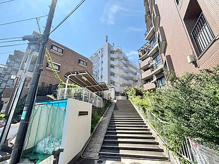 清潔感のあるシンプルな外観が魅力的な物件です。