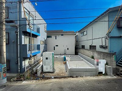 外観:落ち着いた色合いで、周囲の街並みに馴染む外観です。現地外観写真(2026.9.4撮影) 外観:落ち着いた色合いで、周囲の街並みに馴染む外観です。現地外観写真(2026.9.4撮影)