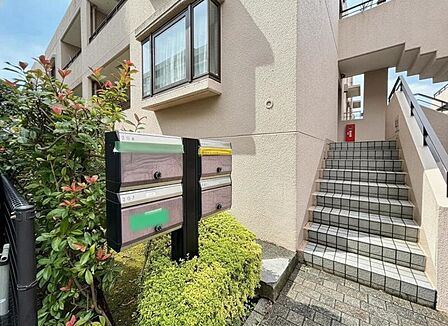 郵便受け。街に溶けこみ美しい景観を生み出すこの邸宅は採光や風通しまで考え抜いて造りあげました。