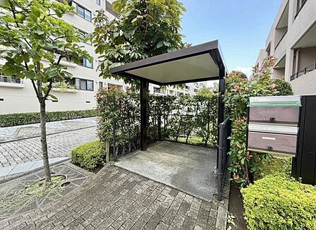 駐輪場。住む人がいつまでも心地良さを感じ続けられる多様な住空間を創造します。