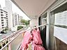バルコニー：2部屋またぐ広さの風通しのよいバルコニー。お洗濯物も乾かしやすいですね。