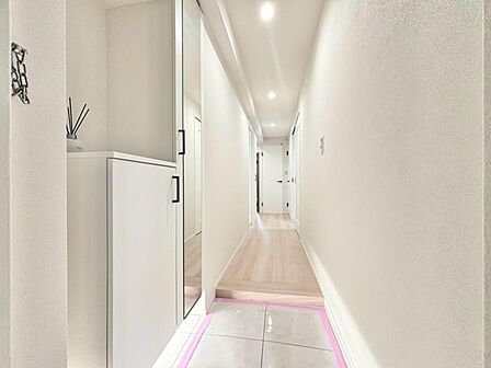 上質感漂う玄関と廊下。居住者の帰り・訪れる方を優しく迎える、安らぎに満ちた生活空間を予感させます。