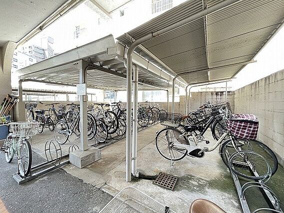 屋根付きの駐輪...