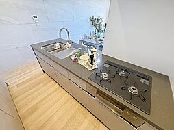 「美しく・使いやすい」優しい温もりを醸し出すカウンターキッチンは料理の為の配慮を散りばめられた仕様です。家事をしながらリビングの様子を見守れる安心感もあります。