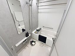 「バスルーム」一日の疲れを癒すバスルームは、心地よいリラックスを叶える清潔感溢れる空間です。