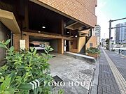 「エントランス入口」植栽もお手入れがしっかりとされており、美しい外観のポイントになっています。