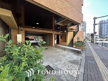 「エントランス入口」植栽もお手入れがしっかりとされており、美しい外観のポイントになっています。