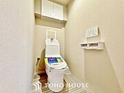 「リフォーム済・トイレ」トイレは快適な温水洗浄便座付です。清潔感のあるホワイトで統一しました。いつも清潔な空間であって頂けるよう配慮された造りです。