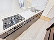 「美しく・使いやすい」優しい温もりを醸し出すカウンターキッチンは料理の為の配慮を散りばめられた仕様です。家事をしながらリビングの様子を見守れる安心感もあります。