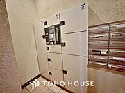 「宅配ボックス」宅配ＢＯＸ標準装備。夫婦共働きで家にいる時間が短い、ネット注文が多く受け取りの時間を気にしたくない・・・何かと便利にお使いいただけます。