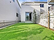「〜お庭のある暮らし〜」住みながらお庭を持つ。そんな贅沢が実現する住まい。日当たりも良く、家庭菜園や植栽を育てるのに適したお庭はこれからの生活に緑という癒しを与えてくれます。