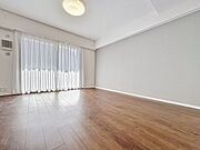 「南向き。陽当り良好。」大きな窓辺からの日差しが暖かい室内は、自然と住まう人の気分も明るくなり、リビングでの素敵なワンシーンが演出されます。