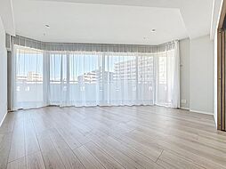 「居心地の良いリビング」溢れる開放感を手中に収めることができるゆとりあるリビングダイニングです。心地よい光と風を運んでくれる、おだやかな空気に纏われた住まいです。