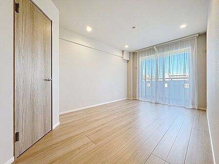 「バルコニーに面した居室」主寝室は十分な広さに加えて、快適に目覚められるよう、大きな採光窓を設けました。