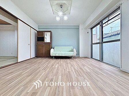 「東南向き。陽当り良好。」大きな窓辺からの日差しが暖かい室内は、自然と住まう人の気分も明るくなり、リビングでの素敵なワンシーンが演出されます。