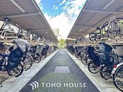 「駐輪場」共用の駐輪場です。きちんと整理されており、マナーと管理の良さが感じられます。空き状況等の詳細は、お気軽にお問い合わせください。