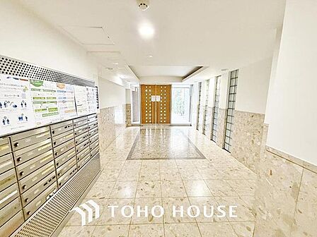 「エントランス」お部屋を見るときには、質感の良し悪しだけでなく、住宅ローンの取組みの仕方や、今後のマンションの修繕計画も一緒に考えてください。賃貸と違い「ただ住むだけ・・・」ではありません。。。