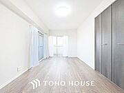 「明るい居室」温もりある自然光を感じていただける居室です。飽きのこないナチュラルなデザインの空間は、色褪せることのない心地良さを作ります。