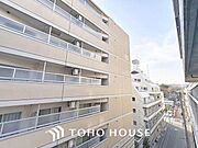 「穏やかな街並みの眺望」穏やかな街並みを一望しながら、爽やかな風と柔らかく降り注ぐ陽光を感じて頂けます。心地良い開放感が暮らしにゆとりと充足感をもたらします。