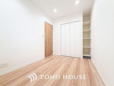 「壁面収納×居室」扉を設けず、あえてオープンスタイルにすることで、魅せる収納にしました。何気ない毎日を、効率的かつ新鮮に彩ります。