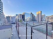 「穏やかな街並みの眺望」穏やかな街並みを一望しながら、爽やかな風と柔らかく降り注ぐ陽光を感じて頂けます。心地良い開放感が暮らしにゆとりと充足感をもたらします。