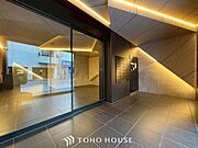 「エントランス」重厚感溢れるエントランスは、マンションの一つの特徴でもあります。その穏やかな佇まいに、訪れる方々は圧倒されるはず。オーナーとしてのステータスと都心アクセスの利便性を貴方の手に。