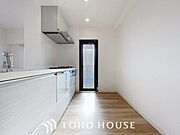 「勝手口のあるキッチン。。」あると便利な勝手口をキッチン横に設置。生活導線が考慮されているだけでなく、通気性と採光が確保されています。閉塞感を全く感じない、使い勝手の良いキッチンスペースです。