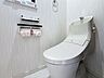 トイレ：「温水洗浄便座付きトイレ」トイレは快適な温水洗浄便座付です。清潔感のあるホワイトで統一しました。いつも清潔な空間であって頂けるよう配慮された造りです。