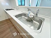 「窓あり×キッチン。」キッチンスペースは、ゆとりの広さを確保。開放的な対面式キッチンなので、ご家族との会話を楽しうことはもちろん、お子様を見守りながら家事時間を進められます。