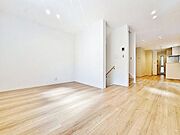 「癒し空間・18帖LDK」空気感という居心地の良いＢＧＭは、心からのやすらぎと満足感を与えてくれます。通風と採光を考慮したリビングは地域の鼓動を感じながらお寛ぎ頂けます。