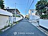 その他：「前面道路含む外観」前面道路：東5ｍ
