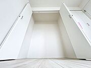 「収納豊富」収納の多さも魅力です。使い勝手の良い収納を豊富に設置しております。居住スペースを充分に確保することができる為、ゆとりある室内で、ゆっくりとご寛ぎいただけます。