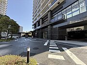 「エントランス前」住まう方、訪れる方を迎えるエントランスは綺麗に掃除されています。